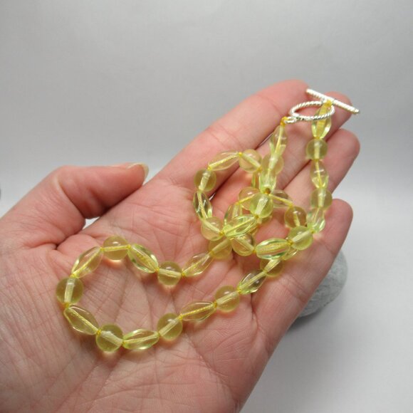 Uranium glass bead necklace - Picture 3 of 7